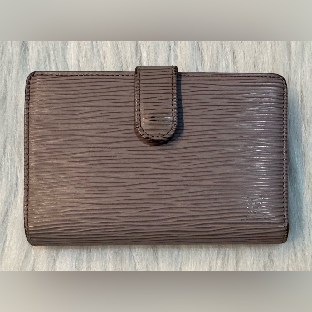Louis Vuitton Kisslock Epi Leather Wallet Rare Greyish Lavender Color VGUC